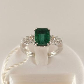 Anello GD in oro bianco con Smeraldo e Diamanti laterali