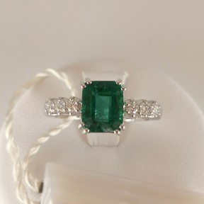 Anello GD in oro bianco con Smeraldo e Diamanti laterali