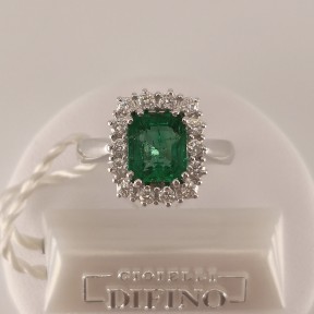 Anello GD in oro bianco con Smeraldo contornato da Diamanti - A51321