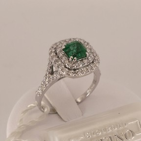 Anello GD in oro bianco con Smeraldo contornato da Diamanti e laterali- A61078