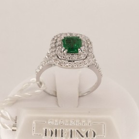 Anello GD in oro bianco con Smeraldo contornato da Diamanti e laterali- A61078
